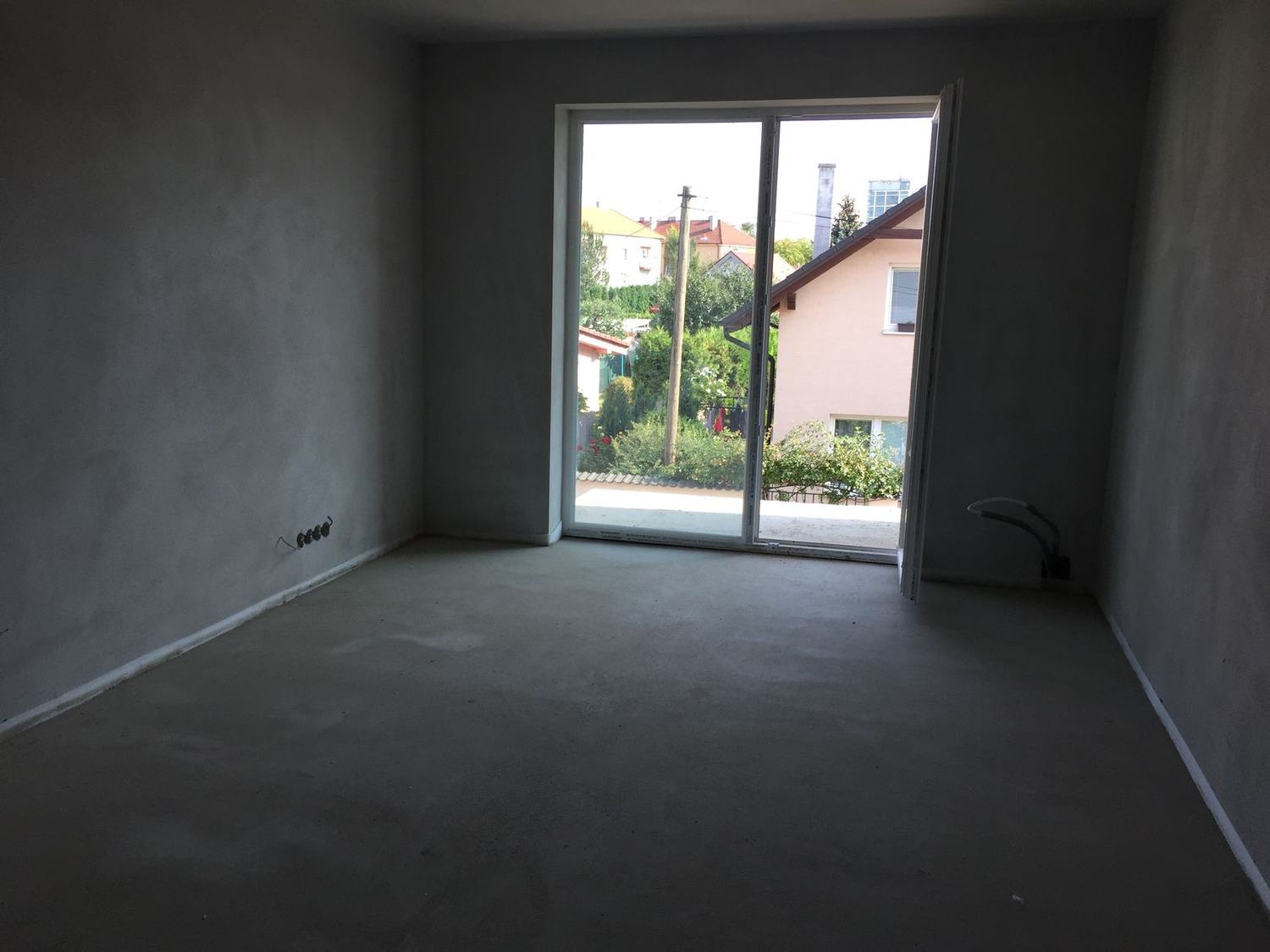 Priestor s balkónovými dverami pred prestavbou