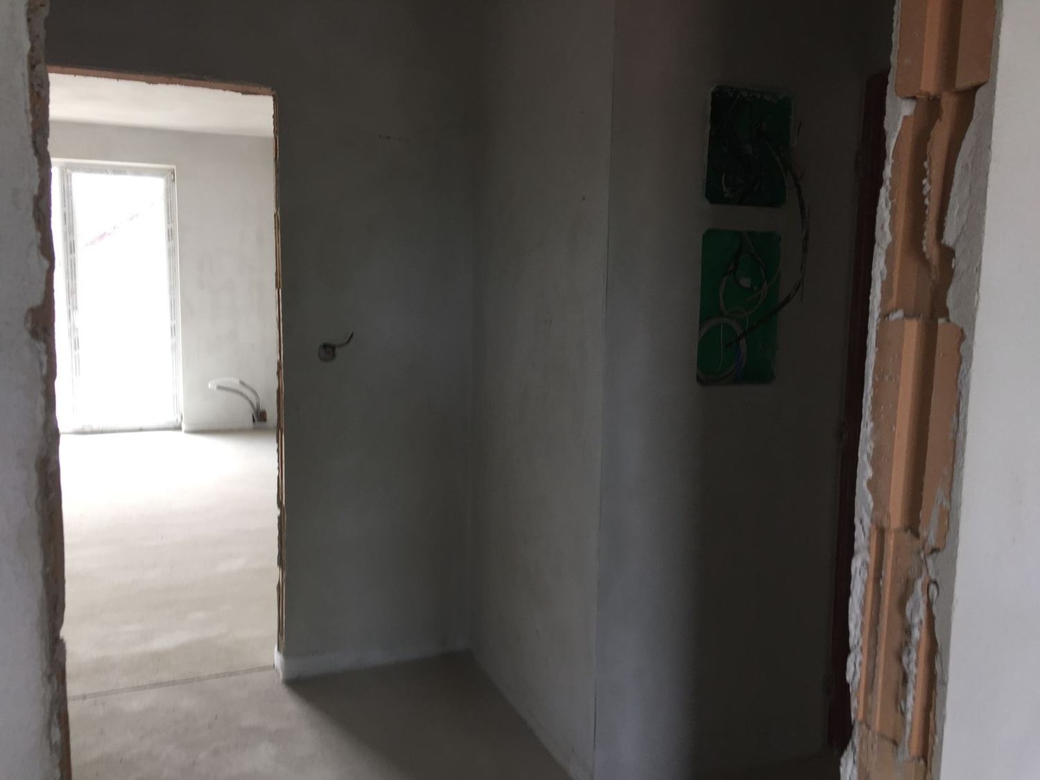 Vstup do kúpeľne počas hrubej stavby