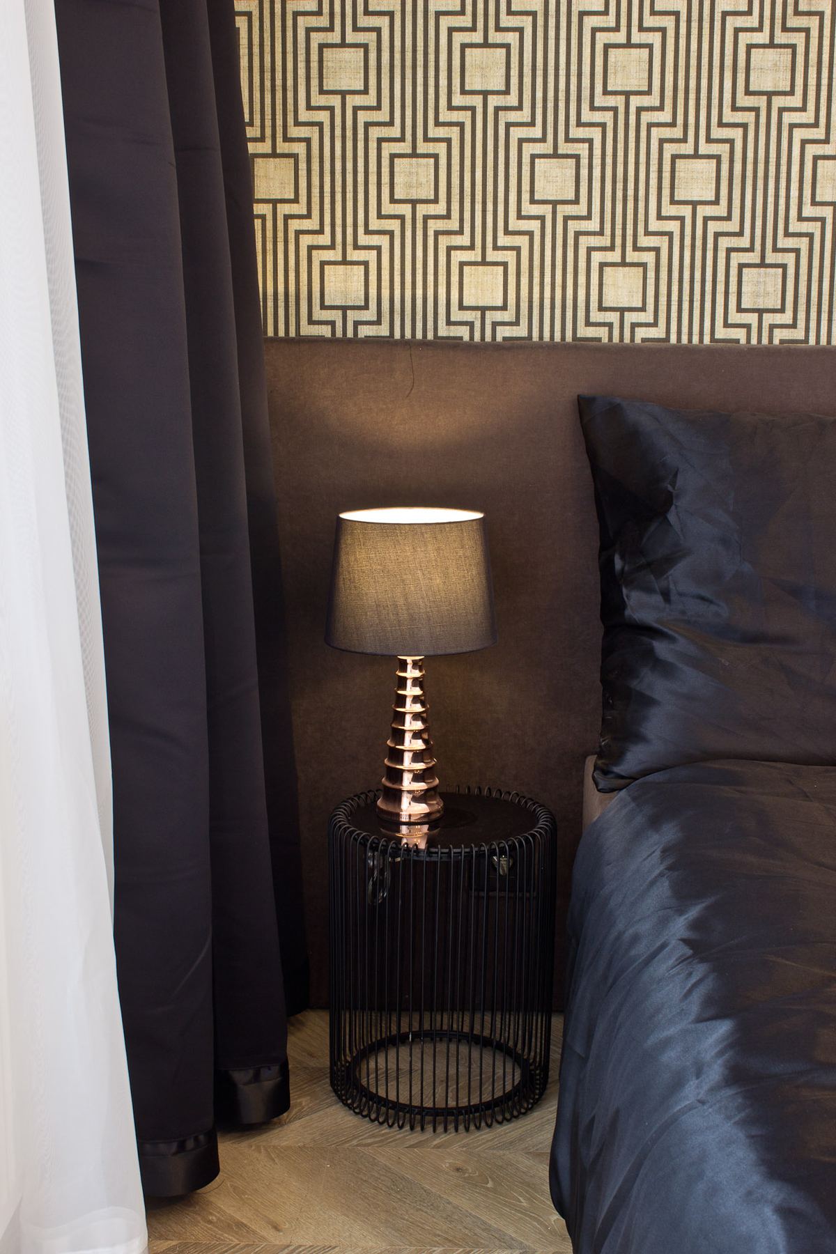 Nočný stolík a lampa v spálni