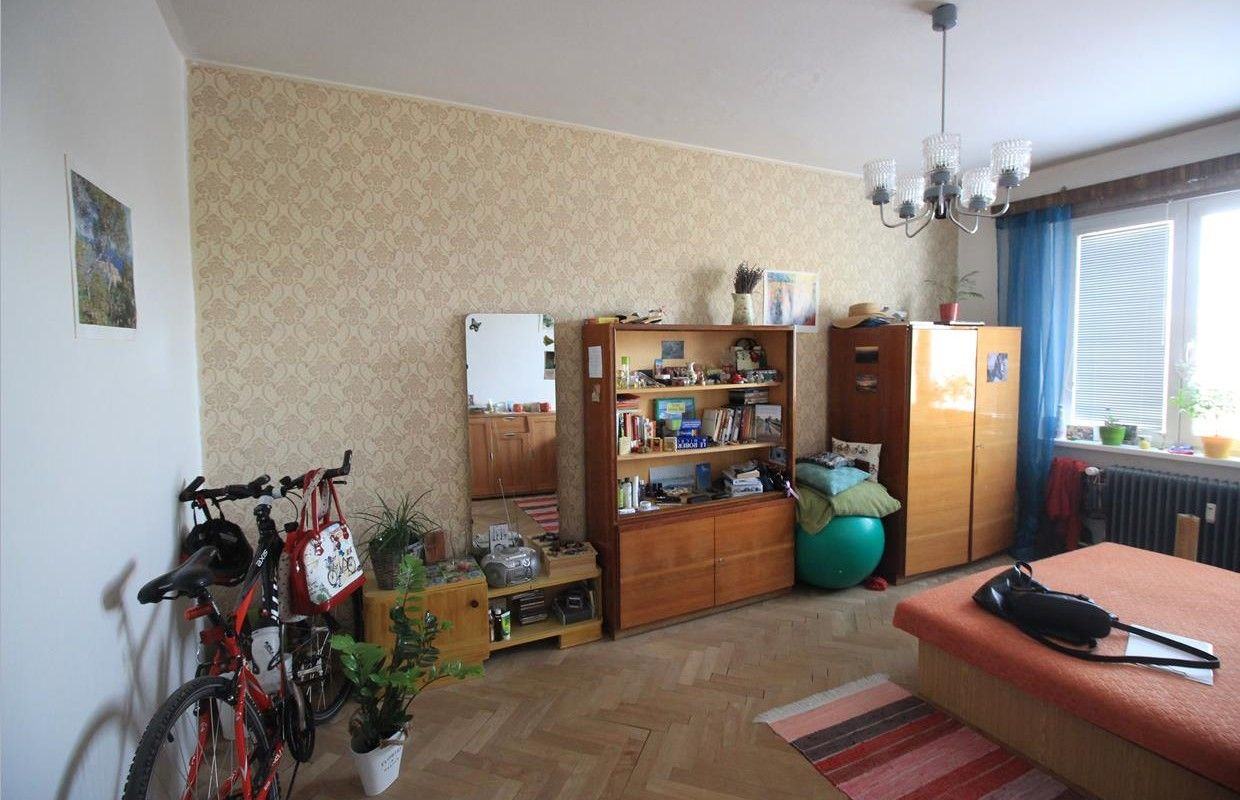 Tá istá izba z druhej strany pred premenou